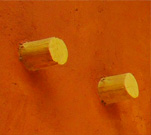 Pared de color naranja con ganchos